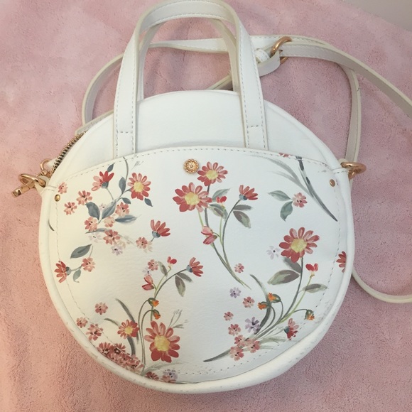 LC Lauren Conrad Handbags - Lauren Conrad Adorable Round Purse
